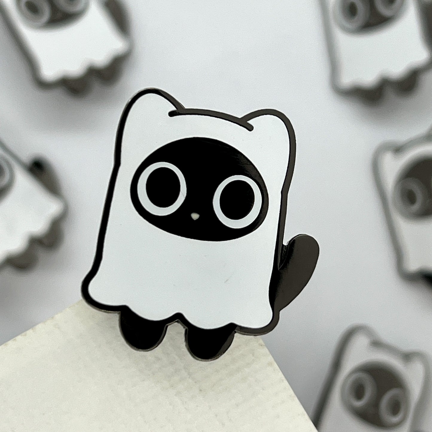 "Fantasmichi Glow in the dark" Hard Enamel Pin