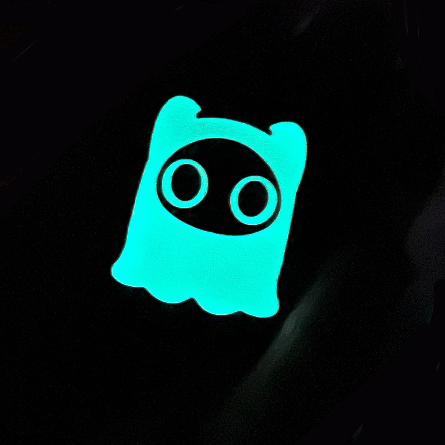 "Fantasmichi Glow in the dark" Hard Enamel Pin